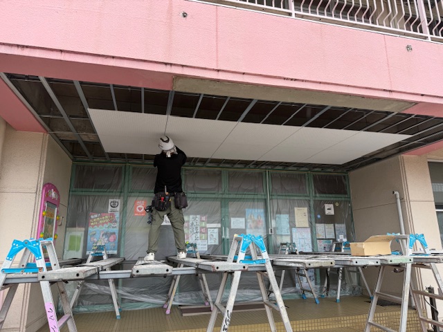 某保育所　玄関天井ケイカル板張り