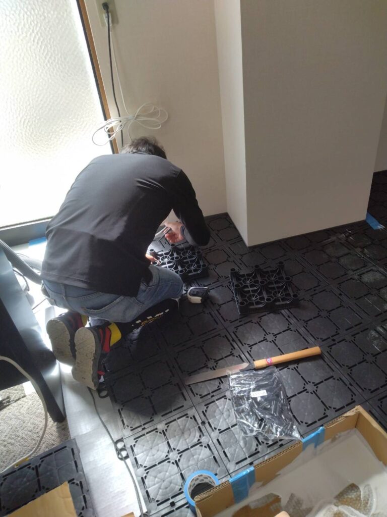 某事務所OAフロア敷き及びタイルカーペット貼り