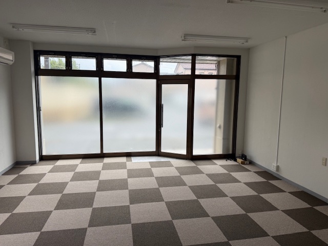 某事務所タイルカーペットデザイン貼り